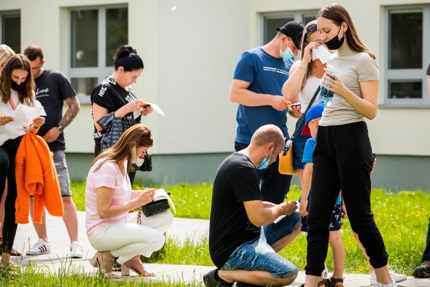 Szczepienie bez rejestracji w Bydgoszczy. Długa kolejka chętnych [zdjęcia]