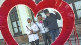Walentynki 2023 w Inowrocławiu. Zabawa na placu Klasztornym [zdjęcia] 