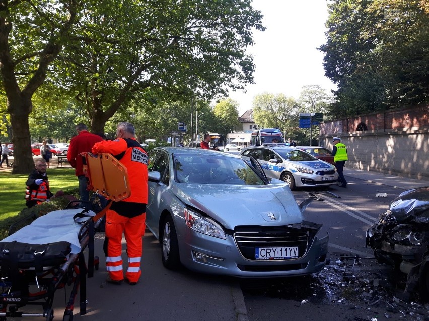 Dwie osoby ranne, trzy samochody rozbite - wypadek na ul. Piotra Skargi [ZDJĘCIA] 