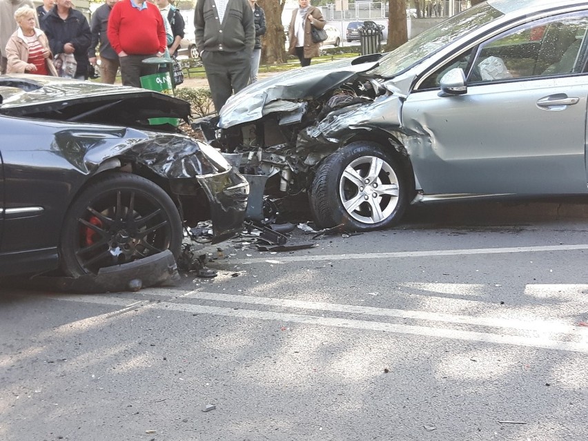 Dwie osoby ranne, trzy samochody rozbite - wypadek na ul. Piotra Skargi [ZDJĘCIA] 
