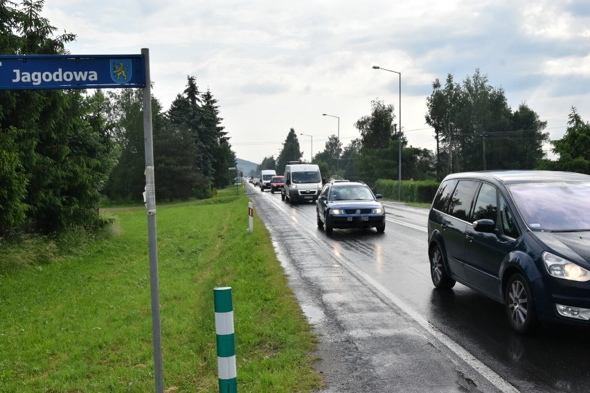 Gorlice. Mieszkańcy Osiedla Skrzyńskich proszą o chodnik przy krajówce. Przechodzenie przez ruchliwą drogę, to przepis na tragedię