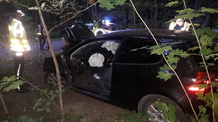 35-letni mieszkaniec Rząśni uciekając przed policją rozbił auto uderzając w drzewo. Trafił do szpitala[ZDJĘCIA]