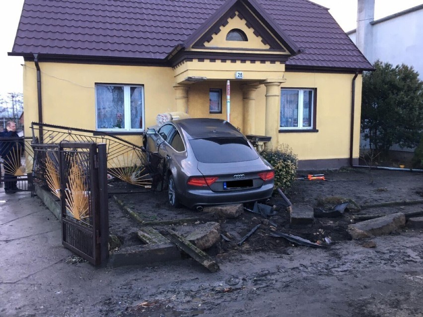 Pleszew. Wjechał w dom. Znane są wyniki badań kierowcy,...