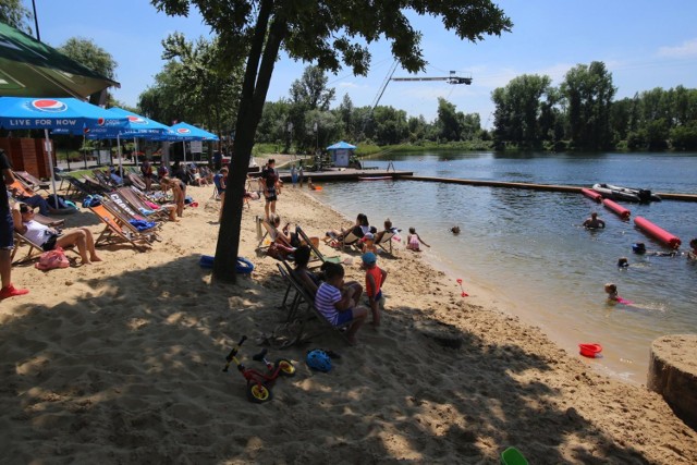 Wakepark Zalesie to 210-metrowy wyciąg oparty na systemie dwusłupowym. Wysokość wyciągu wynosi 12 metrów. Do dyspozycji mamy przeszkody takie, jak kicker L, slider 16m. box 20m oraz rail. Wszystkie elementy są wykonane profesjonalnie i ustawione są w takim miejscu, aby nie utrudniać jazdy dzieciom i początkującym. Wakepark mieści się na terenie kompleksu Planeta Zalesie w Zalesiu Górnym. Na miejscu wypożyczycie kajaki, a także zrelaksujecie się na miejskiej plaży.

Cennik:
WAKEBOARDING I NARTY WODNE
· 35 zł/1h godz. pon. – czw. do godz. 16 (jedno miejsce w godzinie*)
· 45zł/1h godz. pon. – czw. po godz. 16 (jedno miejsce w godzinie*)
· 45 zł/1h pt. – niedz. (jedno miejsce w godzinie*)
· 130 zł/1h pon. – czw., rezerwacja wyciągu na 1h, dowolna liczba osób
· 170 zł/1h pt. – niedz., rezerwacja wyciągu na 1h, dowolna liczba osób
· 1600 zł pon. – pt., rezerwacja na cały dzień dla dowolnej liczby osób
· 2200 zł pt. – niedz., rezerwacja na cały dzień dla dowolnej liczby osób

W cenie pływania kask, kapok, pianka.

Adres: Zalesie Górne, ul. Wczasowa 1