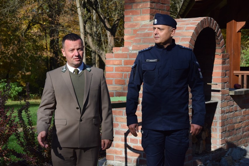 Policjanci z Kraśnika posadzili 100 dębów na 100-lecie niepodległości. Funkcjonariuszom i leśnikom pomagały dzieci (ZDJĘCIA, WIDEO)