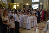  Dzieci z parafii Podwyższenia Krzyża Świętego w Szczypiornie przystąpiły do I Komunii Świętej. ZDJĘCIA