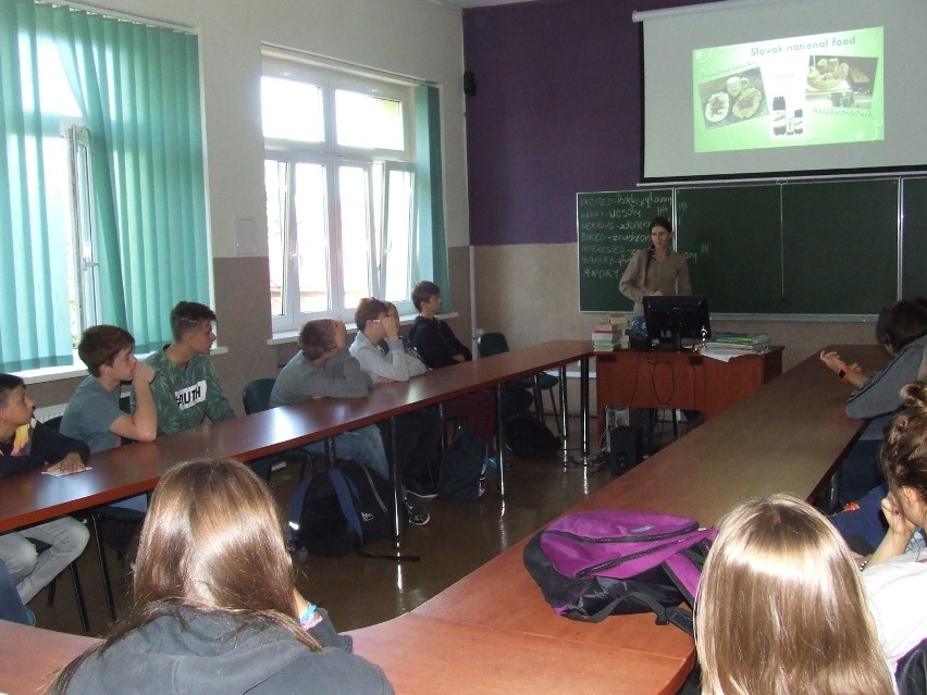 Studentki z Gruzji i Słowacji uczą języka angielskiego w Gimnazjum nr 3 w Wieluniu