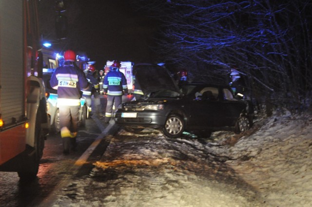 Zderzenie osobówki z piaskarką na drodze wojewódzkiej 434. Jedna osoba ranna.