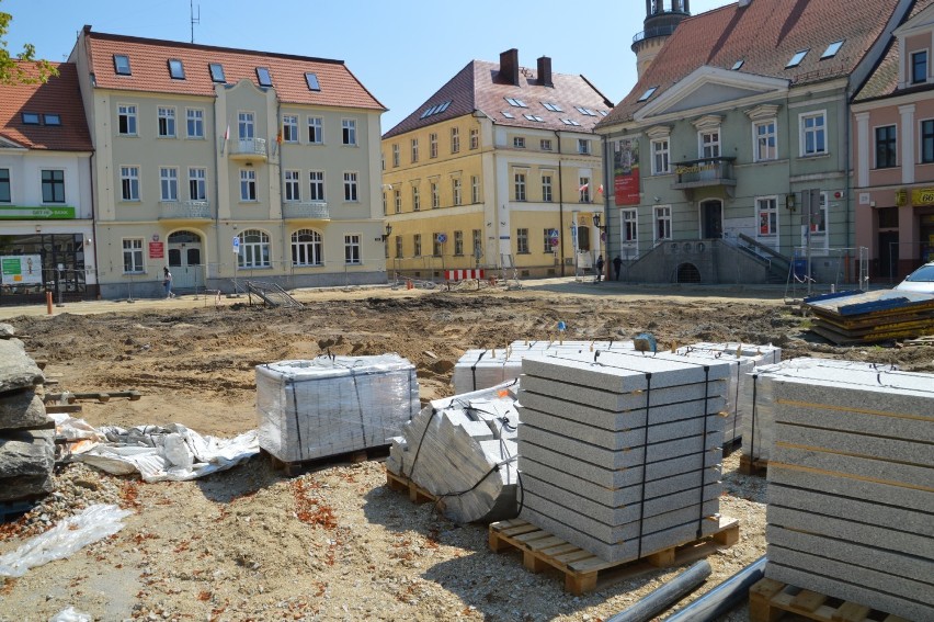 Rawicz. Kontrowersje z kostką na rynku. Na wniosek gminy wykonawca musiał wymienić część nawierzchni [ZDJĘCIA]