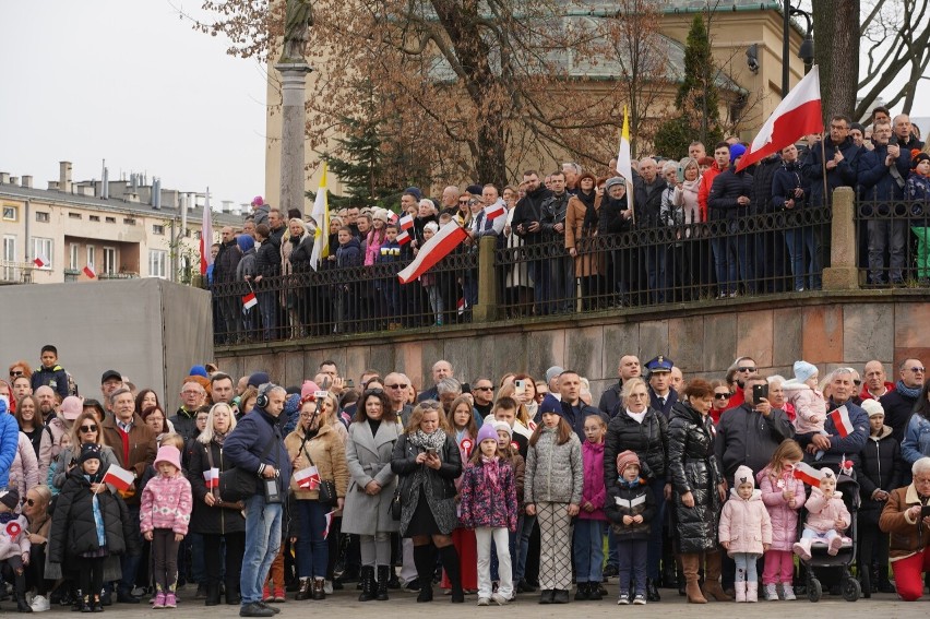 Akcja „Niepodległa do Hymnu” przed Pałacem Biskupów Krakowskich w Kielcach. Mnóstwo osób z dumą śpiewało "Mazurka Dąbrowskiego" Zobacz foto