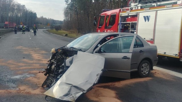 Na miejscu zderzyły się dwa samochody osobowe: skoda i bmw. Częściowo nieprzejezdna jest droga w kierunku Katowic.