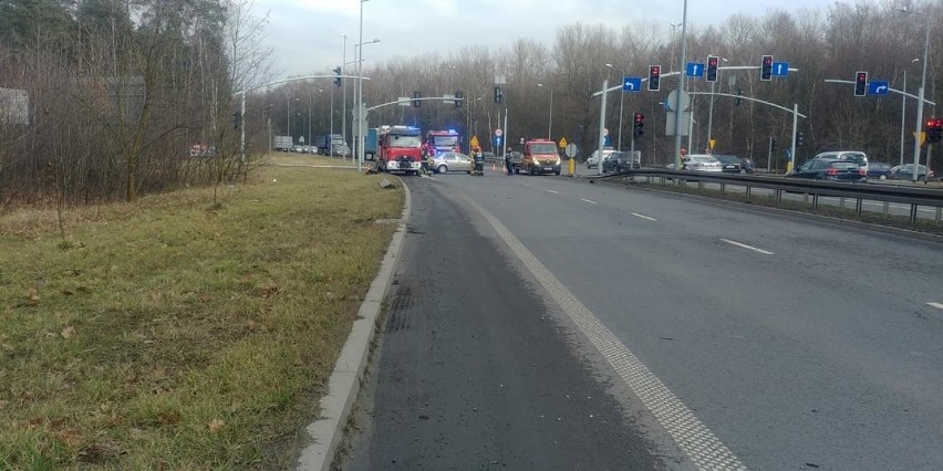 Na miejscu zderzyły się dwa samochody osobowe: skoda i bmw....