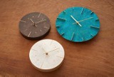 Zegar ścienny – wyjątkowa dekoracja do salonu, sypialni i kuchni. Jak wybrać zegar na ścianę?