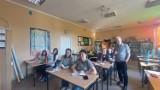 Emerytowani nauczyciele uruchomili naukę polskiego dla uchodźców. Wyjątkowa inicjatywa pedagogów z Głuchołaz