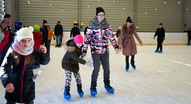 Zimowa atrakcja cieszy się bardzo dużym zainteresowaniem. Kilkaset osób skorzystało z „Ferii na lodowisku” w Kazimierzy Wielkiej.