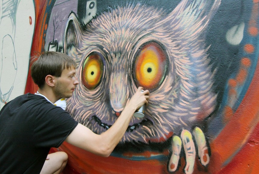 Kolorowe graffiti na domu dziecka w Łodzi malowali młodzi street artowcy