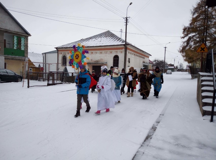 W Krynkach czuć już święta. Żywa szopka stanęła w śniegowej otoczce (zdjęcia) 