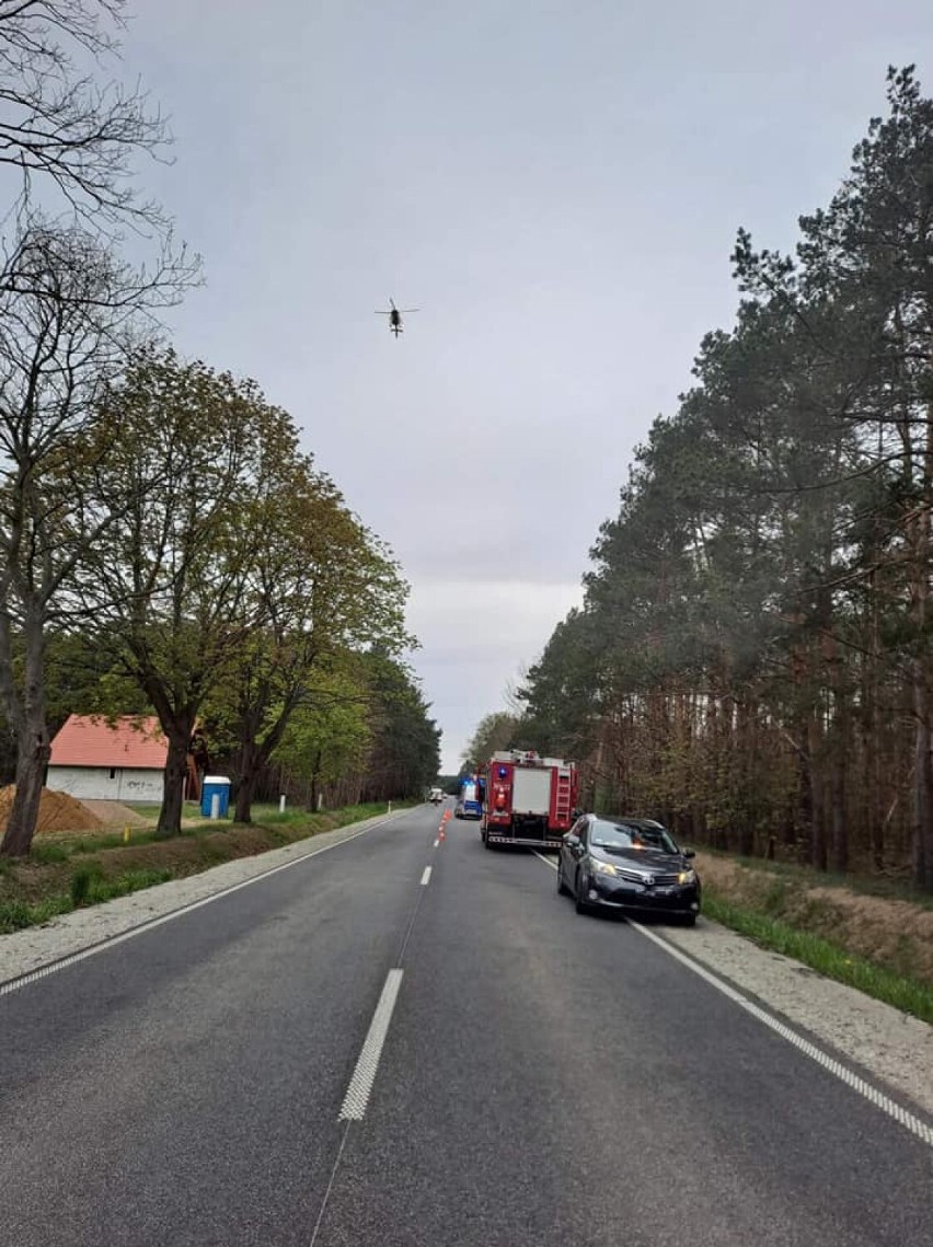 Poważny wypadek w powiecie leszczyńskim. Po rannego motocyklistę wezwano śmigłowiec. Poszukiwani świadkowie zderzenia LPR ZDJĘCIA