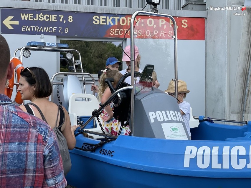 Tak bawiła się Policja na stadionie Piasta Gliwice! Piknik rodzinny, pokazy i towarzyski mecz piłkarski z Rumunią. Zobaczcie ZDJĘCIA