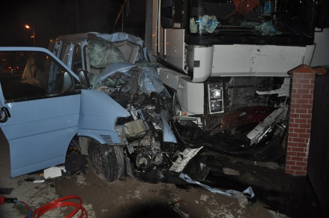 W wyniku wypadku zginęło trzech mężczyzn jadących volkswagenem transporterem.