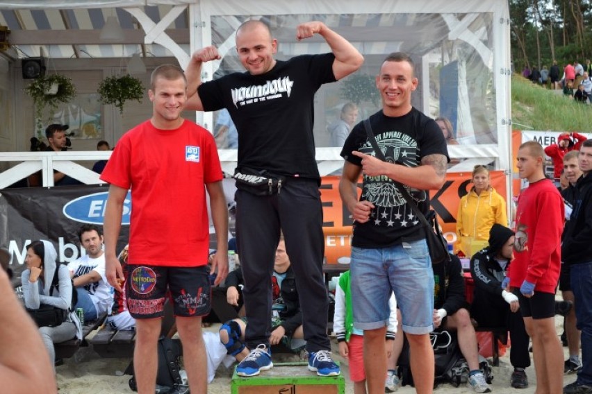 Krynica Morska. Gala sportów walki na plaży. MMA, Brazylijskie Jiu-Jitsu, plażowe zapasy