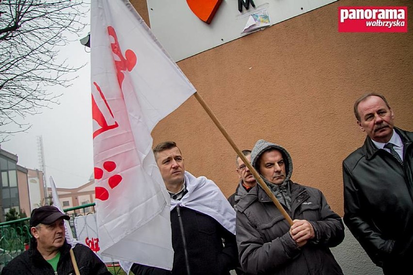 Pracownicy likwidowanej firmy WAMAG blokowali ul. Wrocławską, główną arterię miasta