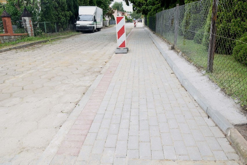 Malbork. Na ulicy Okrzei po latach próśb jest wreszcie nowy chodnik [ZDJĘCIA]. To mała inwestycja, ale cieszy mieszkańców