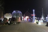 Iluminacje w Kwidzynie. Świąteczne dekoracje na ulicach miasta. Śniegu brak, ale iluminacje przypominają o nadchodzącym Bożym Narodzeniu