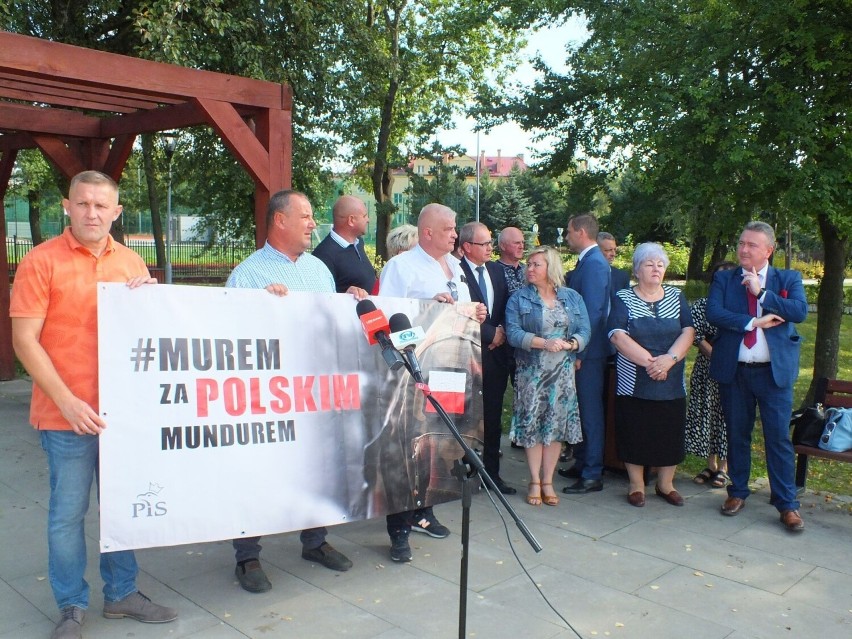 Murem za polskim mundurem w Starachowicach - konferencja Prawa i Sprawiedliwości. Zobacz zdjęcia