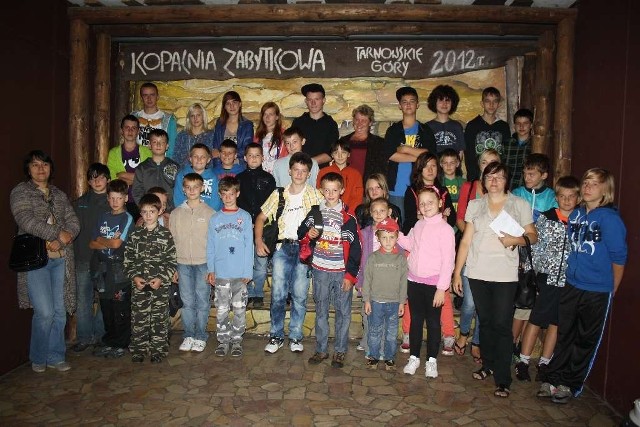 Młodzież i dzieci z gminy Żarki podczas jednej z wycieczek, w Kopalni Srebra w Tarnowskich Górach