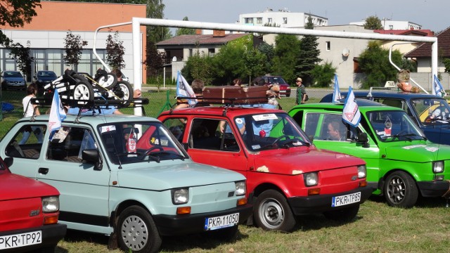 W niedzielę, 4 września, do Koźmina Wielkopolskiego zjechało się kilkadziesiąt kultowych pojazdów PRL, czyli popularnych maluchów Fiat 126p. Wszystko to w ramach organizowanego po raz szósty Wielkiego Zlotu Maluchów. Przybyłych z Wielkopolski, ale też Śląska i Dolnego Śląska fanatyków motoryzacji w wersji mini przywitał burmistrz gminy Maciej Bratborski. Życzył wszystkim udanego pobytu na Ziemi Koźmińskiej oraz zacieśniania więzi, co zawsze towarzyszy wszelkiego zlotom.