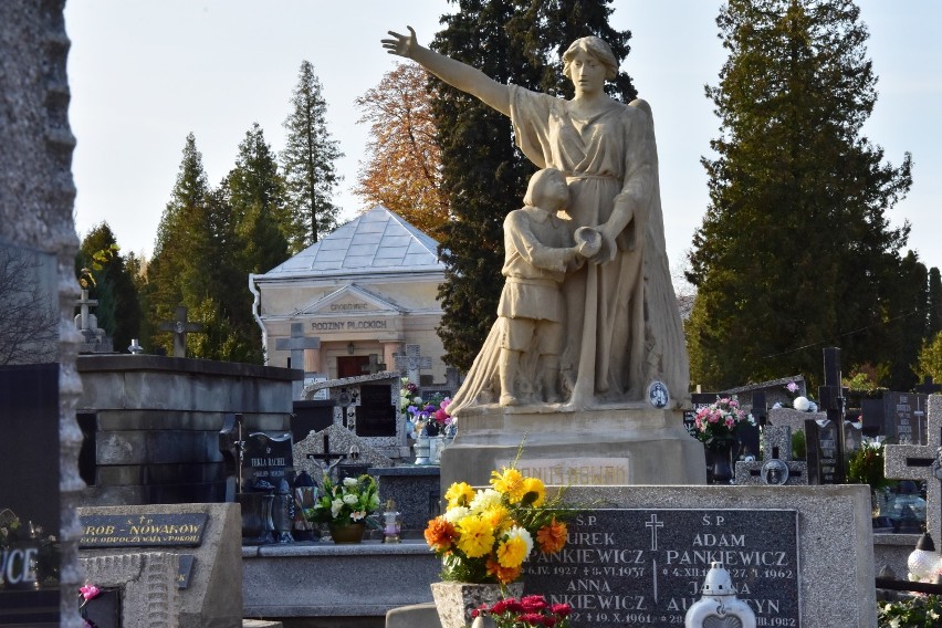 W Gorlicach nie będzie w tym roku kwest na cmentarzach. Datki na ratowanie zabytków można wpłacać na parafialne konto bankowe [ZDJĘCIA]