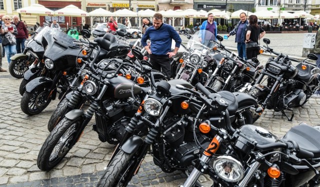 Na Starym Rynku w Bydgoszczy stanęła wielka ciężarówka z harleyami.

To wszystko w ramach 44. Europejskiego zlotu motocykli tej marki. Na imprezie miało miało pojawić się blisko 10 tys. zlotowiczów. 

To już kolejne wydarzenie w ramach Super Rally, czyli jednego z największych na świecie zlotów harleyowców. Organizowany od ponad 40 lat, każdego roku w innym kraju, tym razem gości w Myślęcinku w Bydgoszczy. - To niesamowite miejsce - mówią organizatorzy.

Harleyowcy w podbydgoskim Myślęcinku są do niedzieli (20 maja)


ZOBACZ WIDEO: Zlot harleyowców Super Rally 2018 w Bydgoszczy.

