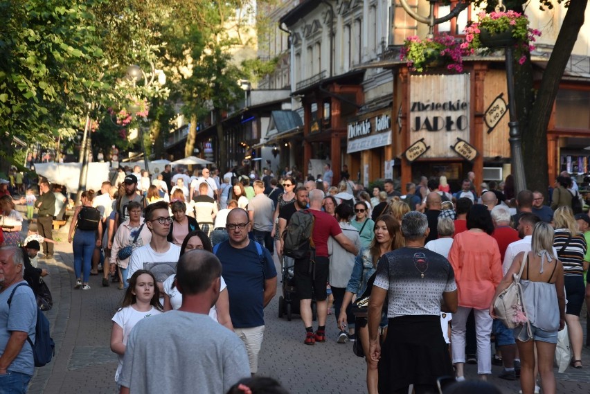 Zakopane. Sezon mamy w pełni. Tłumy na Krupówkach [ZDJĘCIA]