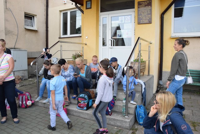 Dziś dzieci wraz z rodzicami znów oczekiwały na otwarcie szkoły w Monkiniach
