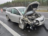  Wypadek na S3. Osobówka uderzyła w pojazd drogowców [ZDJĘCIA]