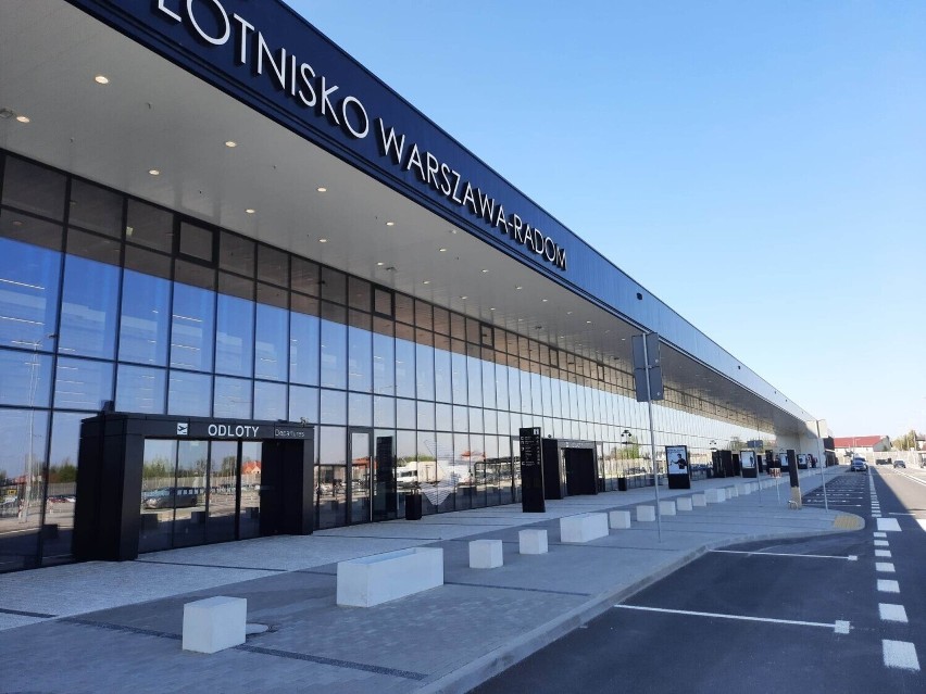 Lotnisko Warszawa-Radom. Ilu pasażerów odprawiono w ciągu pierwszego tygodnia? Są pierwsze liczby i... kolejne odwołane loty 