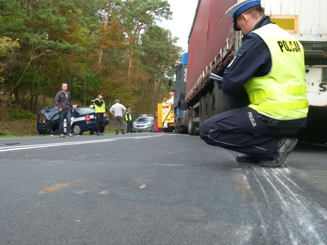 Wypadek w Brzozie. Ciężarówka uderzyła w radiowóz [ZDJĘCIA]