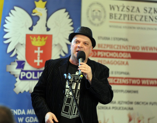 Krzysztof Skiba, muzyk i showman stawia na święta w gronie rodziny.  - W tym roku nie planujemy nic szczególnie oryginalnego. Zawsze wyjeżdżaliśmy zagranicę, zwiedzaliśmy stolice europejskie, ale teraz postanowiliśmy spędzić Wielkanoc w Gdańsku i na Kaszubach. Jeśli pogoda dopisze, będziemy cieszyć się świeżym powietrzem i spacerować  albo biegać z kotem po ogrodzie - mówi Skiba.

Ważnym elementem przygotowań do świąt będzie w domu muzyka malowanie pisanek. - Najpierw wrzucamy ugotowane jajka do garnka ze specjalną farbką, a potem, używając narzędzi rzeźbiarskich, wydrapujemy wzorki. Przeważają motywy muzyczne. Przygotowywanie pisanek to u nas taki wewnętrzny, rodzinny konkurs. Wygrywa kreatywność i fantazja - dodaje Skiba.