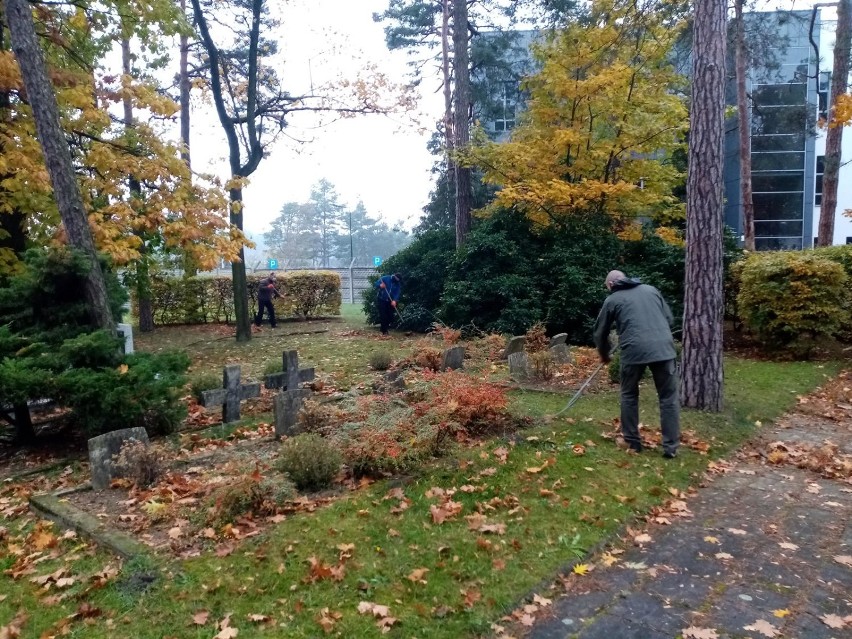 Wielkie jesienne sprzątanie cmentarza wojskowego w Lublińcu