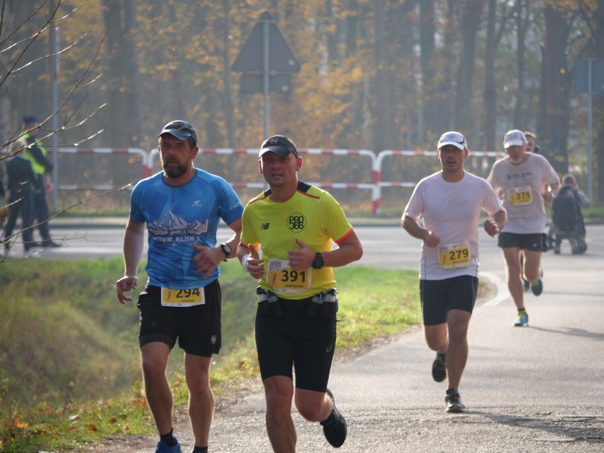 Półmaraton Skoki-Wągrowiec. Biegacze pokonali ponad 21 kilometrów. Przebiegli przez trzy gminy