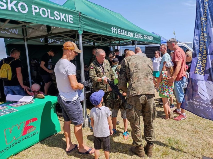 Mobilny Punkt Rekrutacyjny tarnowskiego WCR podczas pikniku...