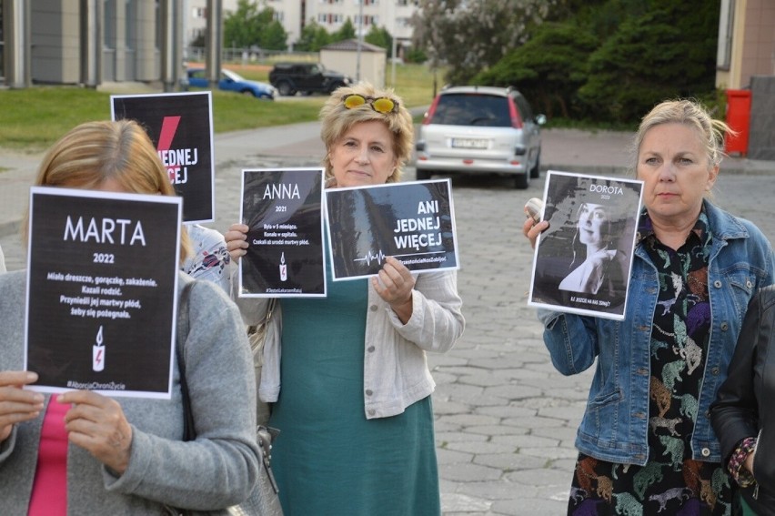 Uczestnicy protestu trzymali portrety kobiet zmarłych z...