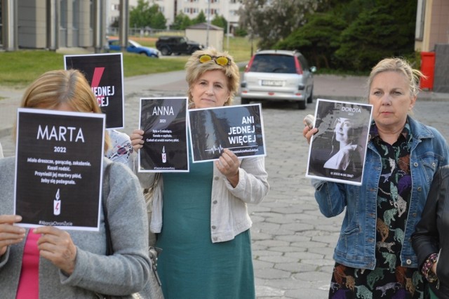 Uczestnicy protestu trzymali portrety kobiet zmarłych z powodu zaostrzonego prawa do aborcji