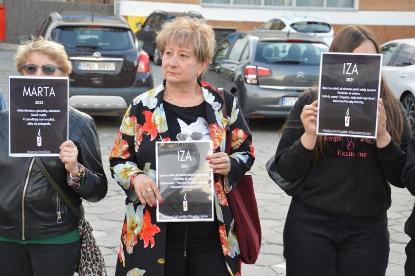 Demonstracje pod hasłem „Ani jednej więcej” w Stalowej Woli po śmierci kolejnej ciężarnej kobiety. Zobacz zdjęcia