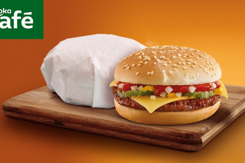 Nowe menu w Żabce. Oprócz hot dogów są też cheeseburgery