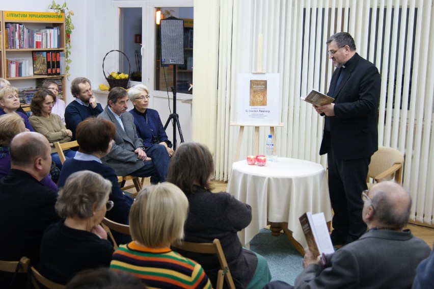 Spotkanie autorskie ks. Ryszarda K. Winiarskiego w Bibliotece Miejskiej