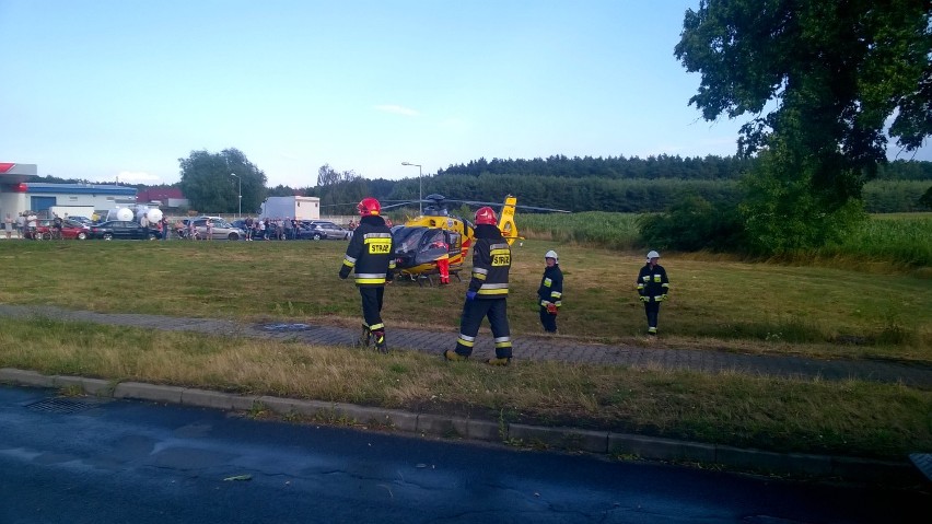 Wypadek w Zdunach. Trzy osoby poszkodowane. Krajówka była zablokowana [AKTUALIZACJA I NOWE ZDJĘCIA]