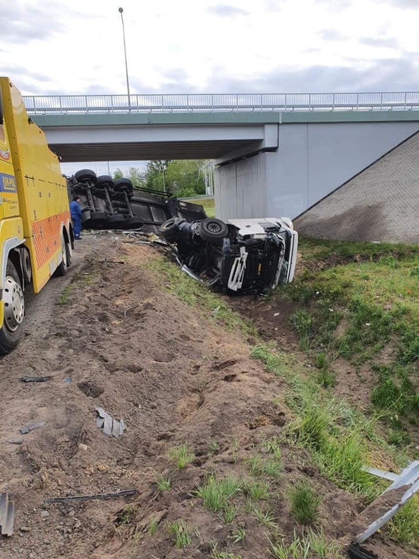 Wypadek na S8 koło Tomaszowa Maz. Samochód ciężarowy uderzył w bariery. Droga zablokowana [ZDJĘCIA]
