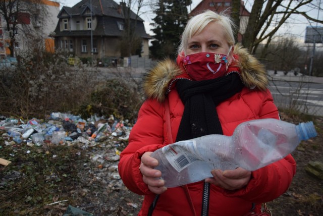 Przy ul. Warszawskiej śmieci zalegają od wielu tygodni.